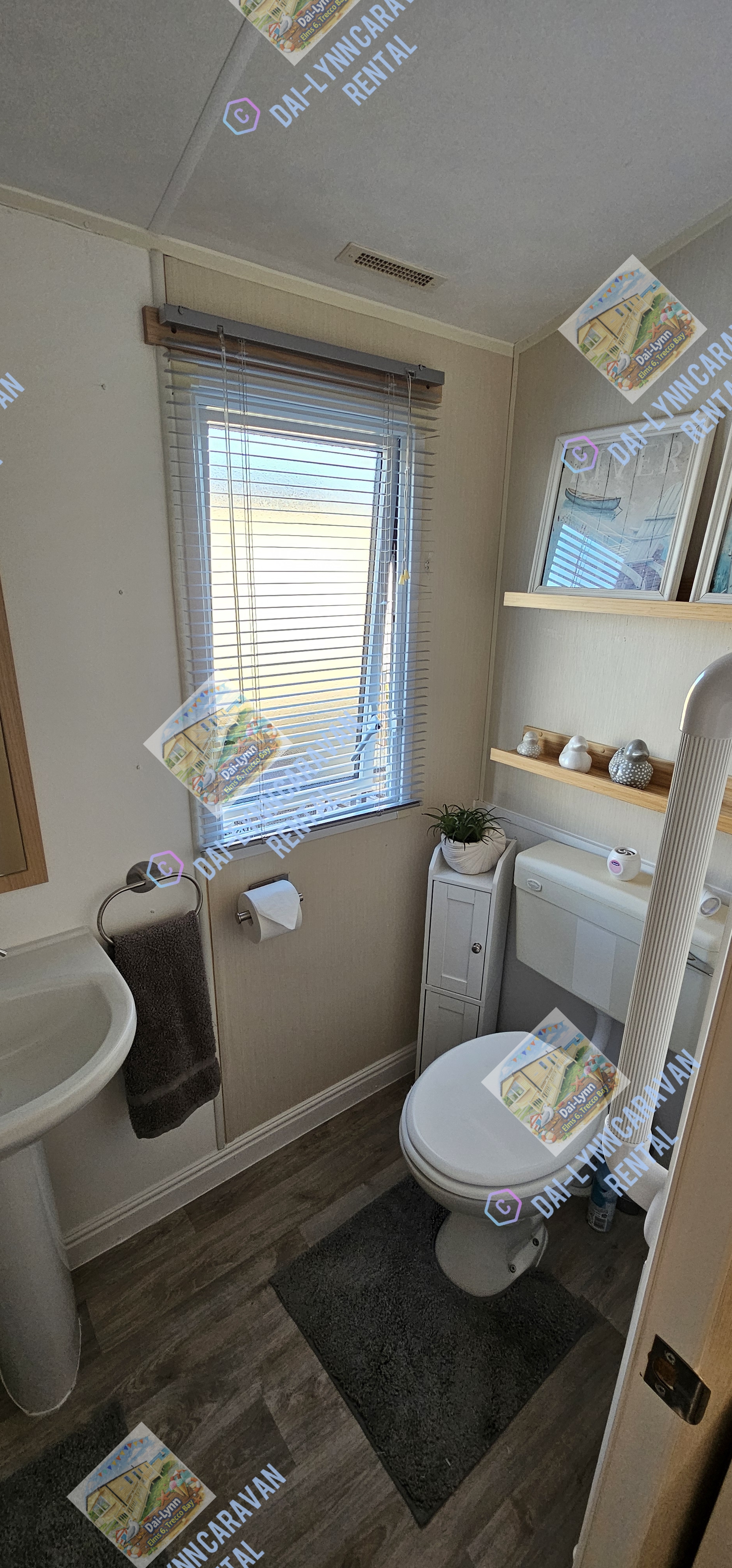 Cozy home from home caravan in Trecco Bay